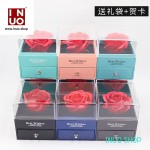 Caja con rosa para regalo